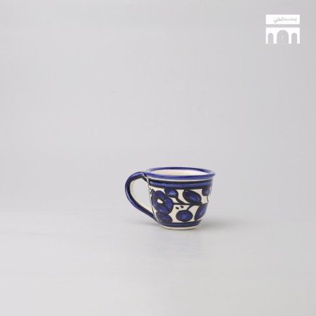فنجان مع يد ورد ازرق